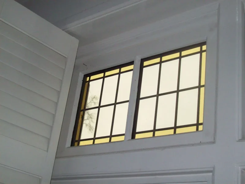 Bovenlichten met geel glas-in-lood
