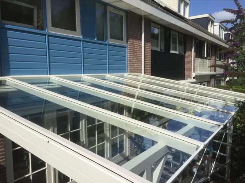 Glazen overkapping met nieuw glas