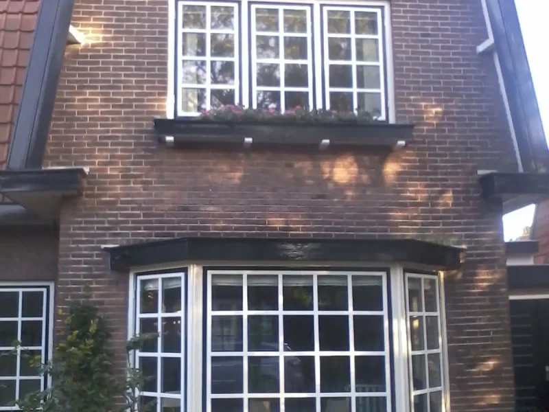 Jaren-30 woning met witte kruisroeden
