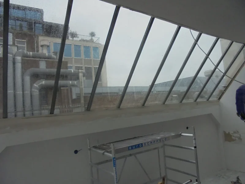 Lichtstraat met nieuw dubbel glas in een bedrijfspand