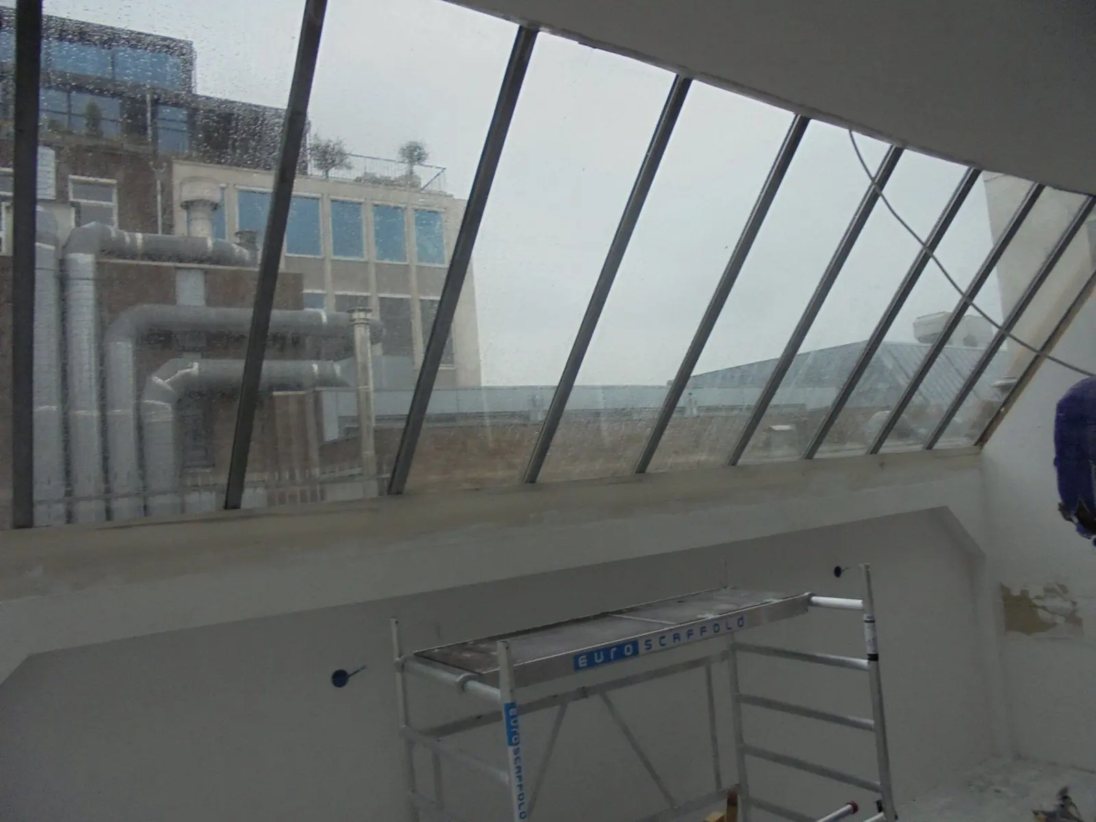 Lichtstraat met nieuw dubbel glas in een bedrijfspand