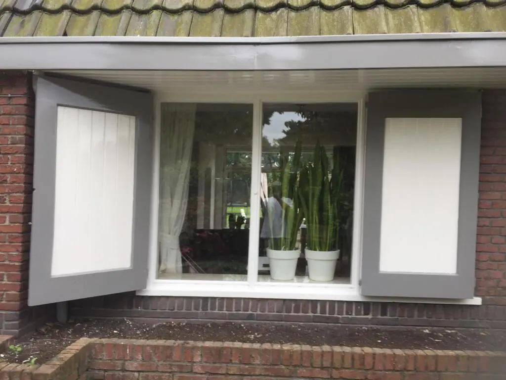 Raam met luiken en nieuw glas