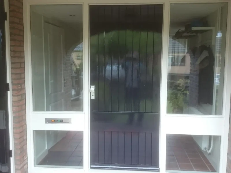Voordeur met zijlichten van gelaagd glas