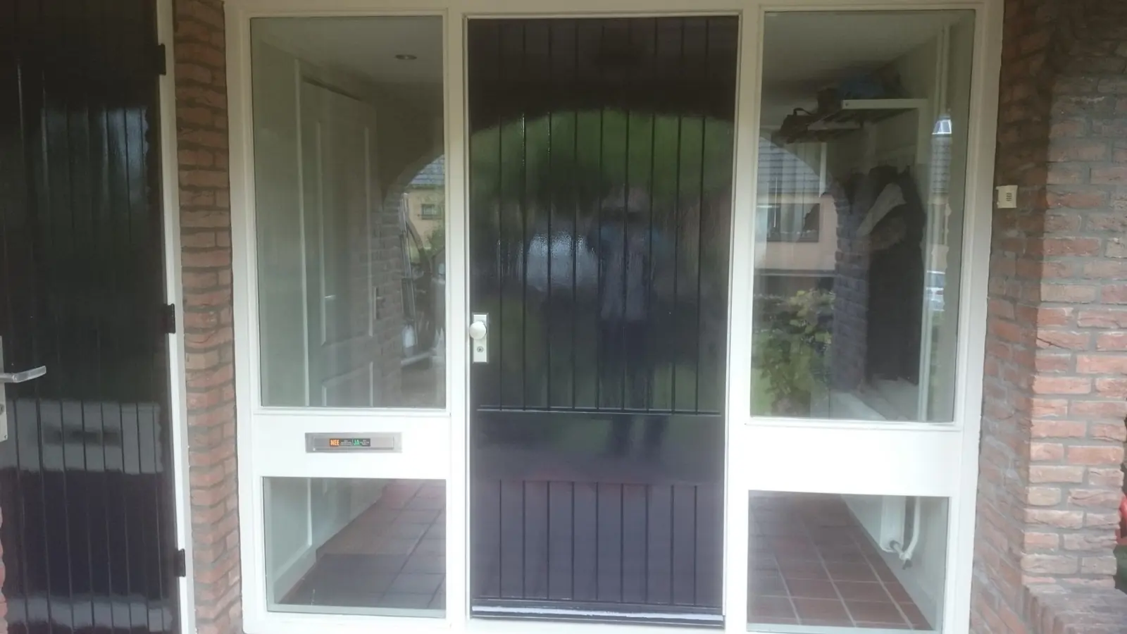 Voordeur met zijlichten van gelaagd glas