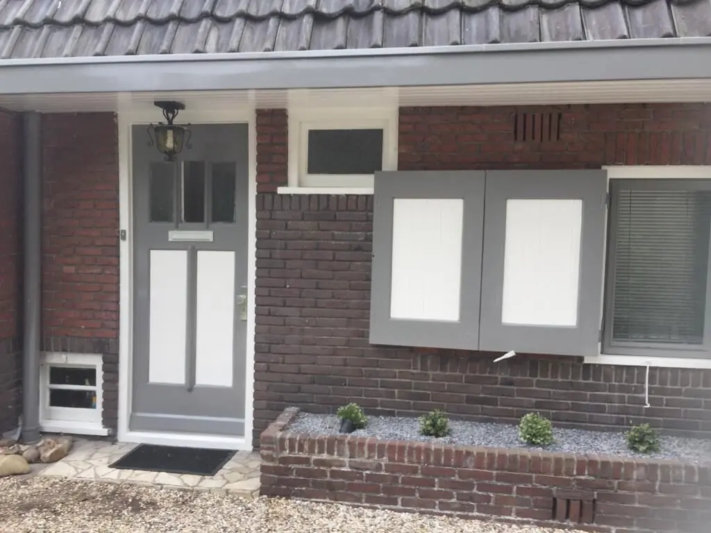 Voorgevel met nieuw glas en voordeur